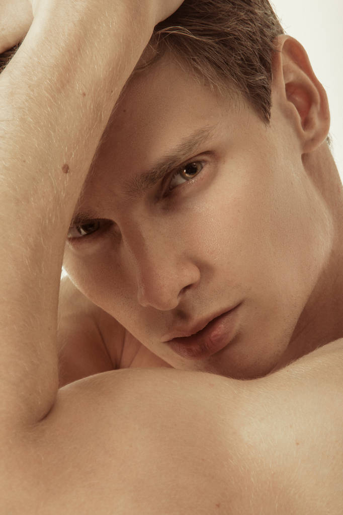 Fuerte despojado modelo masculino muscular en underwea sobre fondo de fuente aislado blanco
 - Foto, imagen
