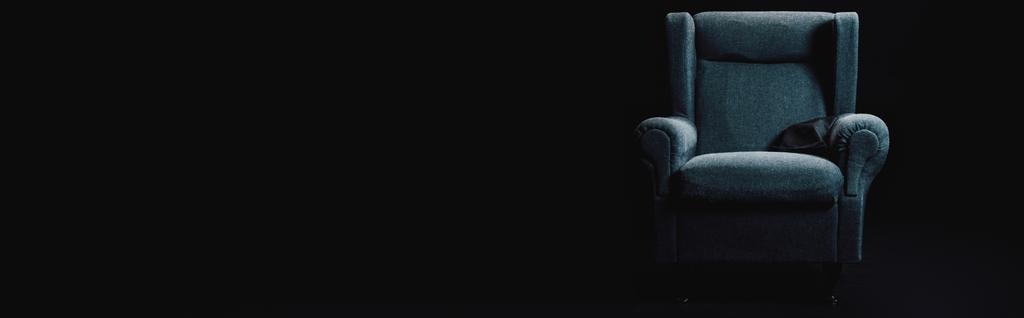 πανοραμική βολή από γκρι πολυθρόνα απομονωμένη σε μαύρο με χώρο αντιγραφής - Φωτογραφία, εικόνα
