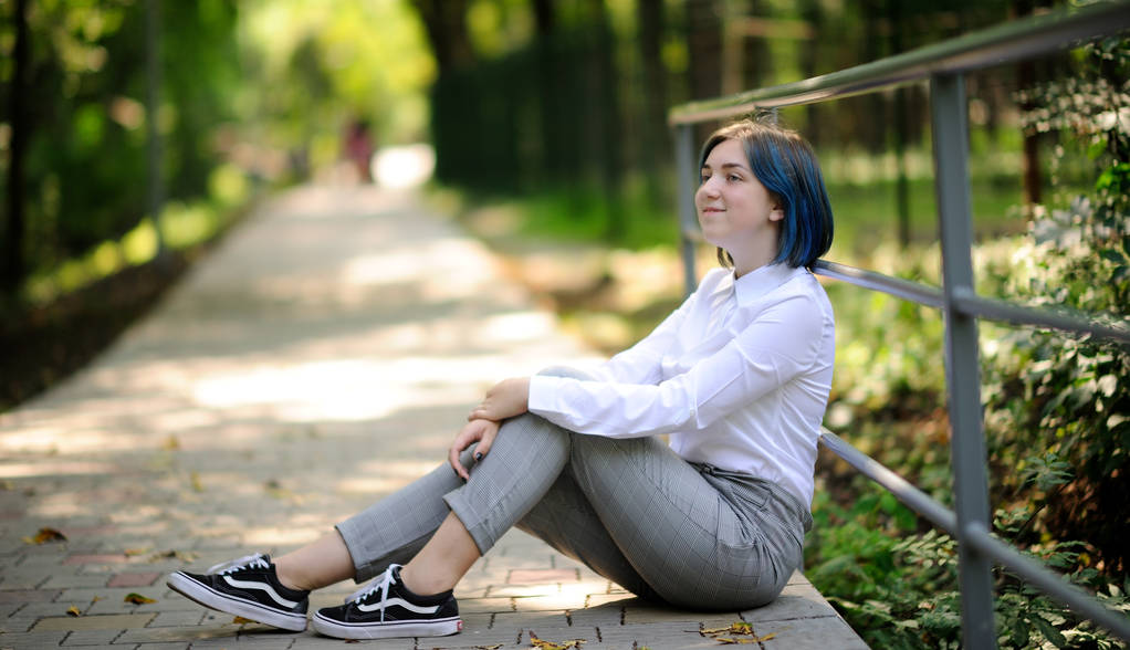 adolescente in camicetta bianca nel parco verde estivo
 - Foto, immagini