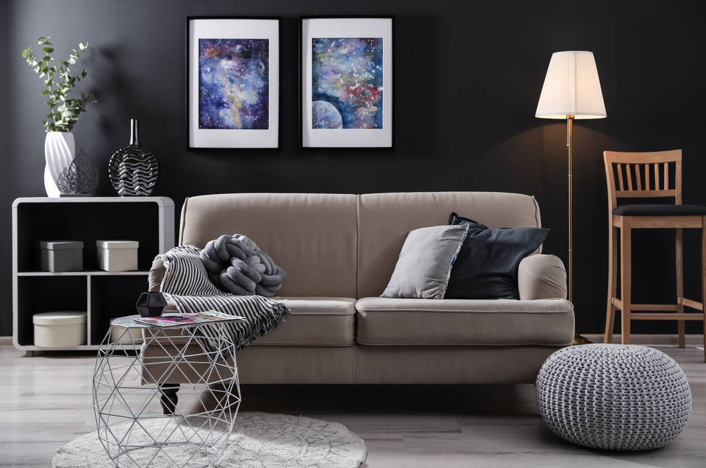 Modern mobilyalar ve şık bir dekora sahip şık oturma odası. İç tasarım fikri - Fotoğraf, Görsel