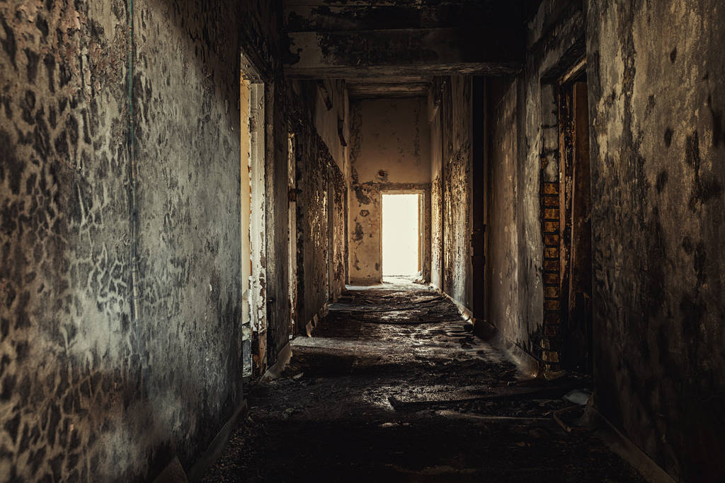 Покинутий коридор у Прип'ятських госпіталі, Чорнобильська зона відчуження 2019 - Фото, зображення