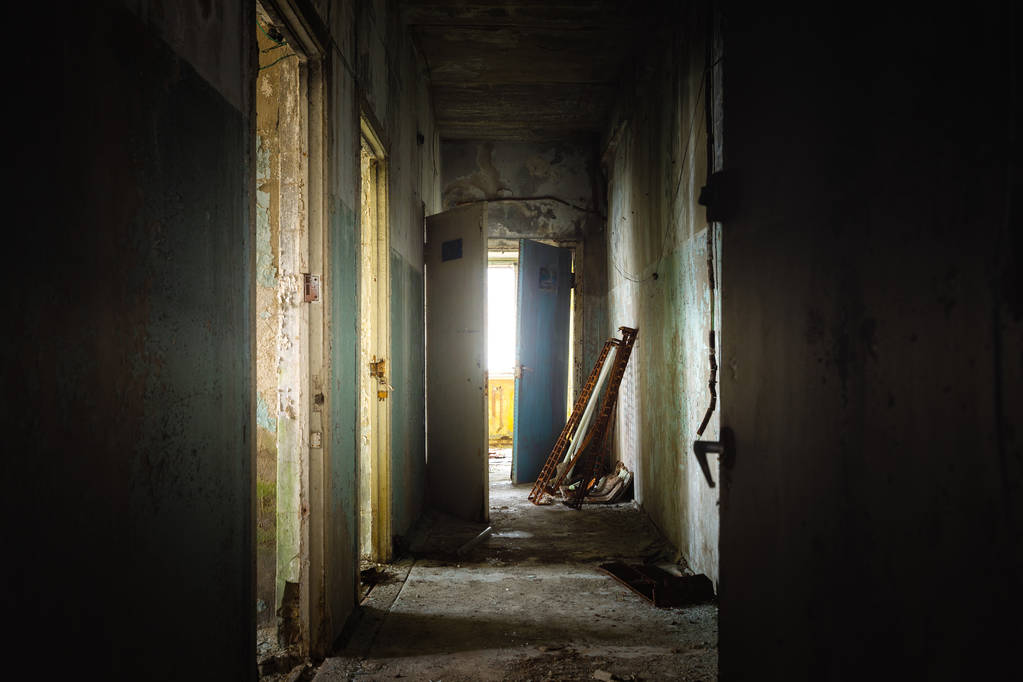 Elhagyatott folyosó a Pripyat kórházban, Csernobil kizárási zóna 2019 - Fotó, kép