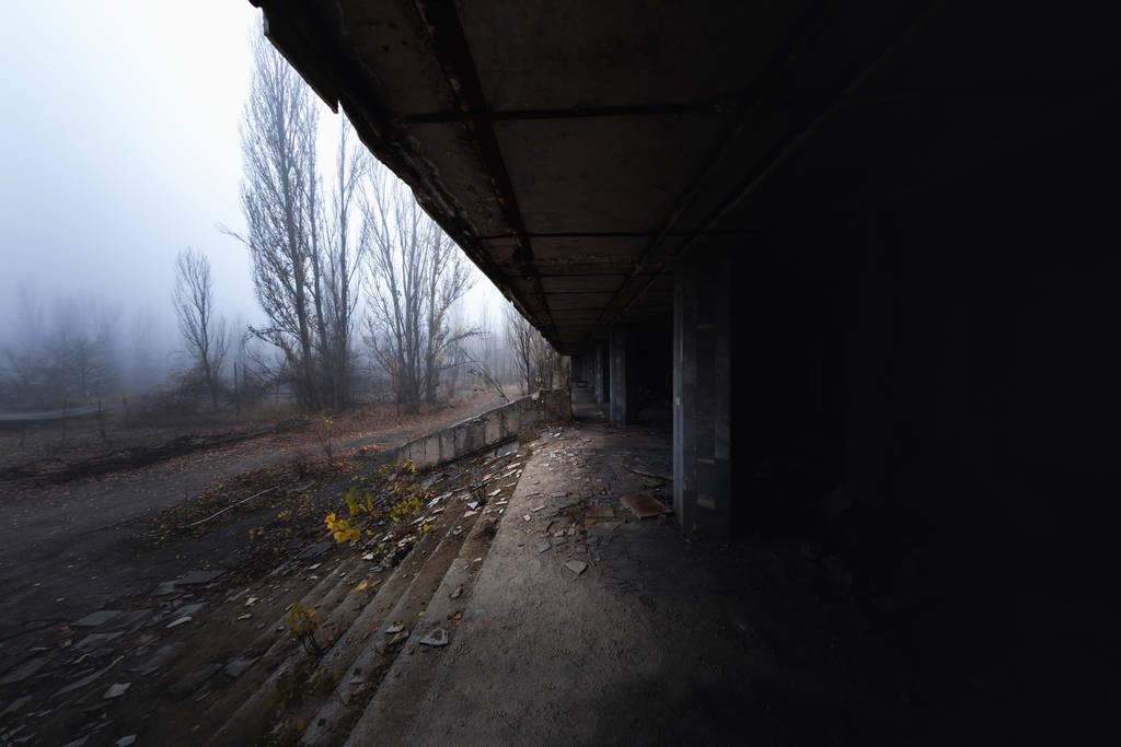 Terk edilmiş bir şehirde koridor - Fotoğraf, Görsel
