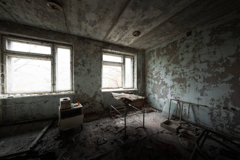 Verlassenes Zimmer in zerstörtem Krankenhaus - Foto, Bild