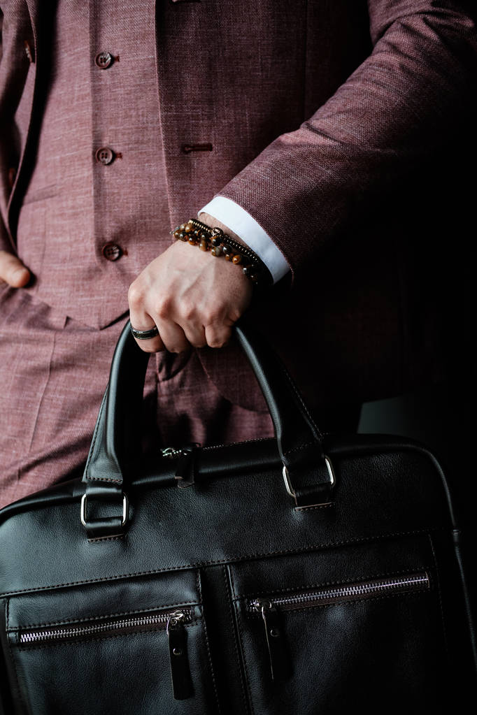 Staande zakenman in pak met lederen tas - Foto, afbeelding