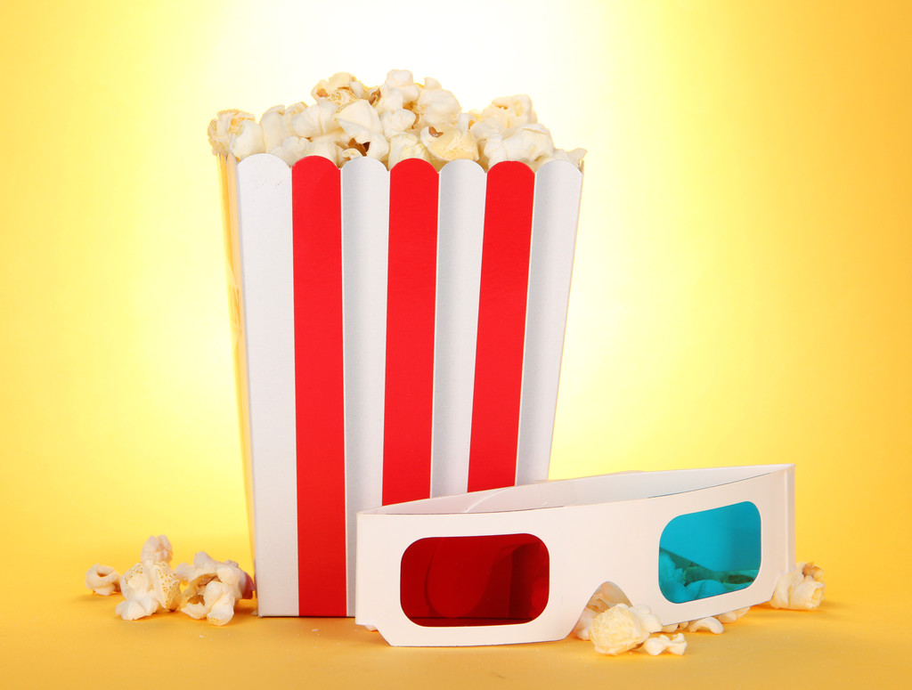 Popcorn et lunettes 3D sur fond jaune
 - Photo, image