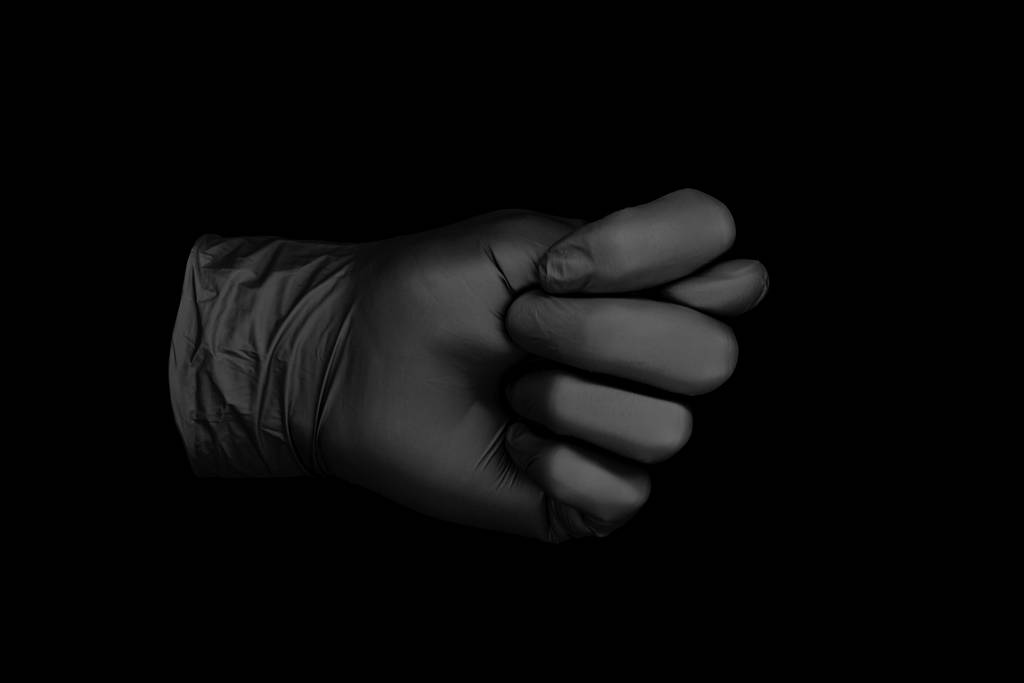 черная перчатка на черном фоне
  - Фото, изображение