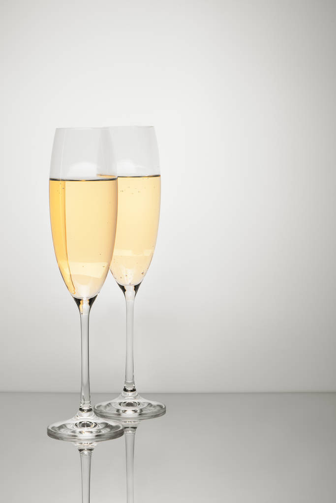 iki kadeh şampanya beyaz zemin üzerine izole - Fotoğraf, Görsel