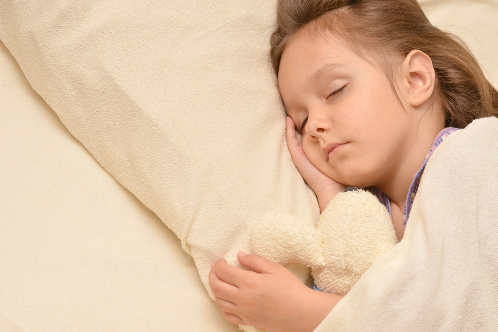 мила маленька дівчинка спить з іграшкою в ліжку
 - Фото, зображення