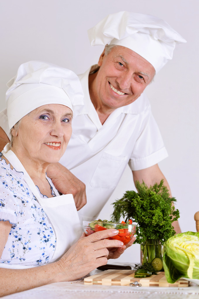 couple âgé préparant ensemble une salade de légumes
 - Photo, image