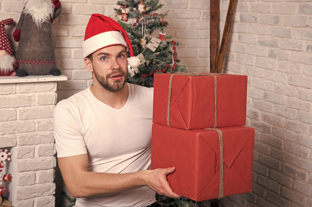 Xmas önce sabah. teslimat Noel hediyeleri. Online Noel alışveriş. Ağaç ve hediyeler ile yeni yıl sahne. mutlu Noel Baba adam. oğlan santa şapka içinde Noel hediyesi. Mutlu Noeller. Senin için - Fotoğraf, Görsel