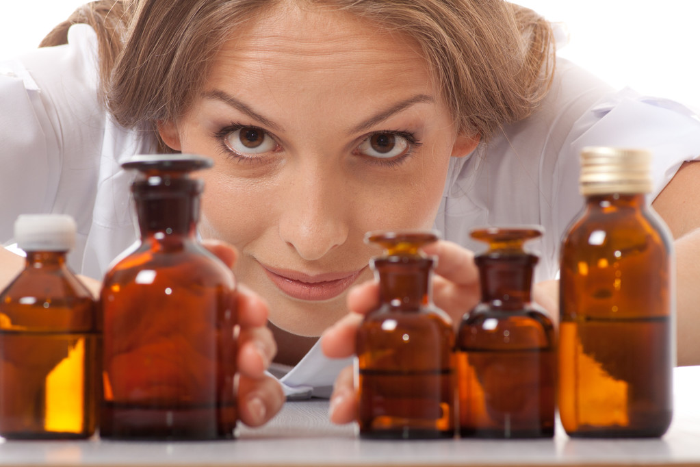 ガラスの瓶で薬と女性医師 - 写真・画像
