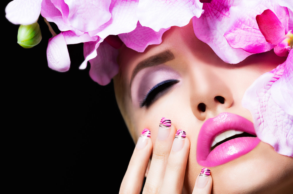 krásná blondýnka s květinami a dokonalý make-up - Fotografie, Obrázek