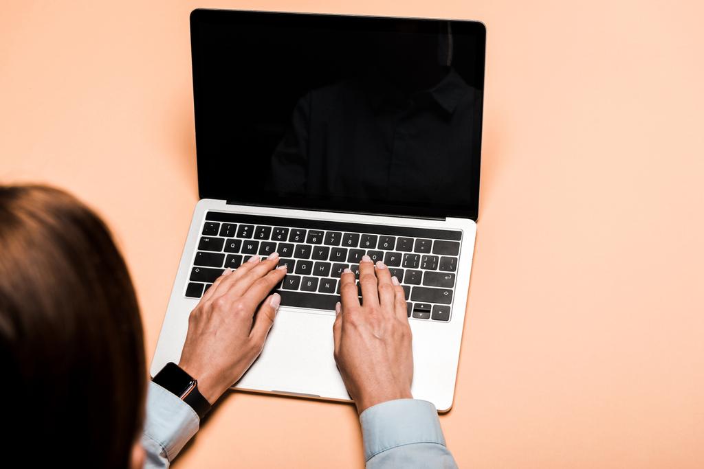 vista cortada da mulher digitando no laptop com tela em branco no rosa
  - Foto, Imagem