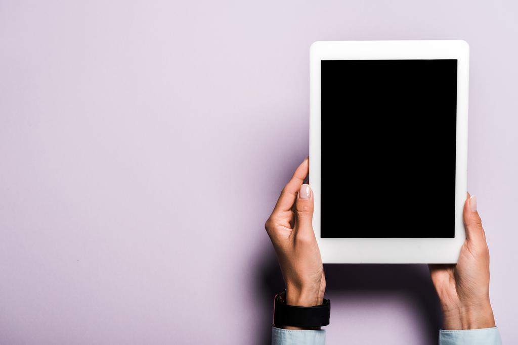 oříznutý pohled ženy držící digitální tablet s prázdnou obrazovkou na purpurové  - Fotografie, Obrázek