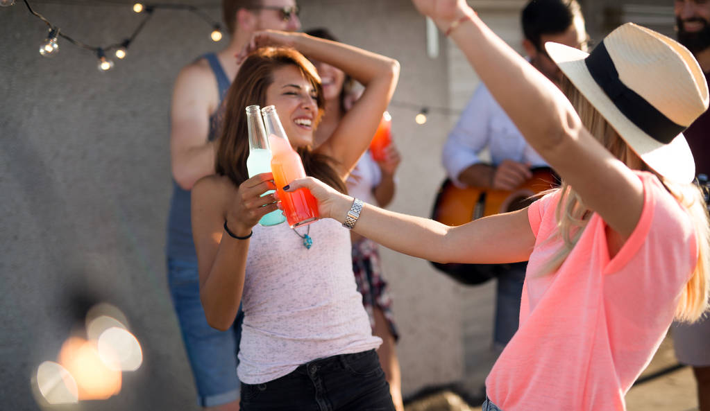Grupo de belos amigos despreocupados dançando se divertir no verão
 - Foto, Imagem