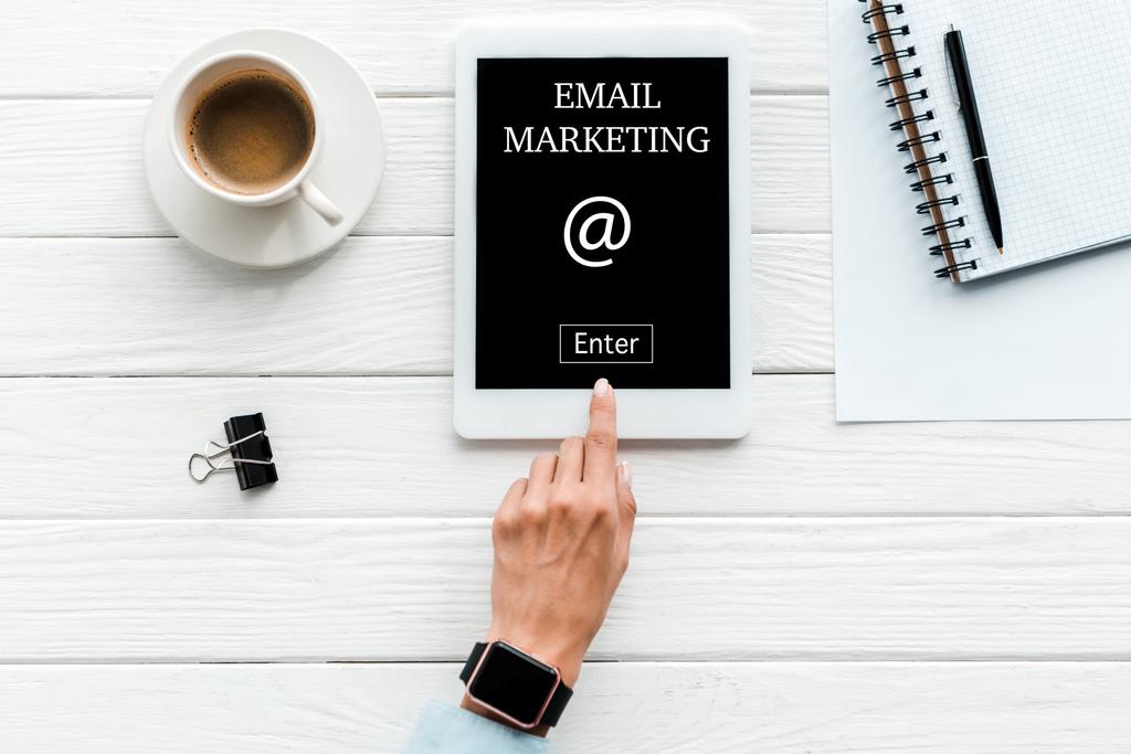 kahve ve ataş fincan yakınındaki ekranda e-posta pazarlama yazı ile dijital tablet parmak ile işaret kadın üst görünümü  - Fotoğraf, Görsel