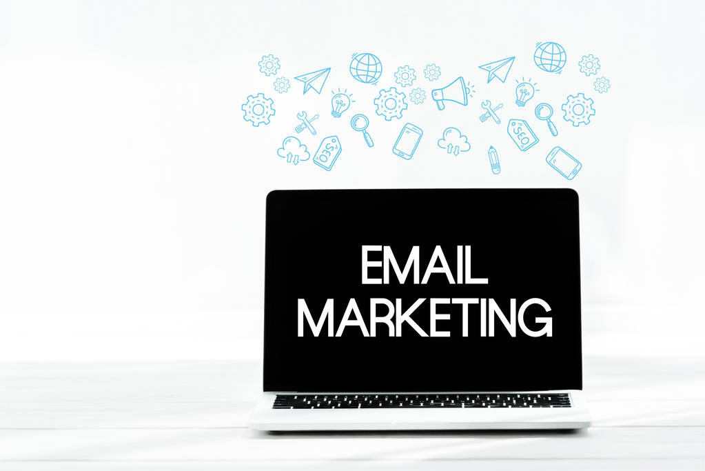 laptop con email marketing en pantalla en blanco
  - Foto, Imagen