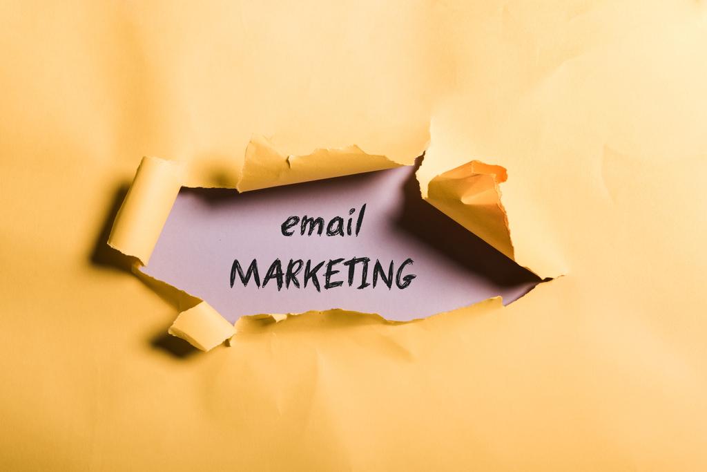 papel naranja andrajoso con letras de email marketing y bordes enrollados en púrpura
  - Foto, Imagen