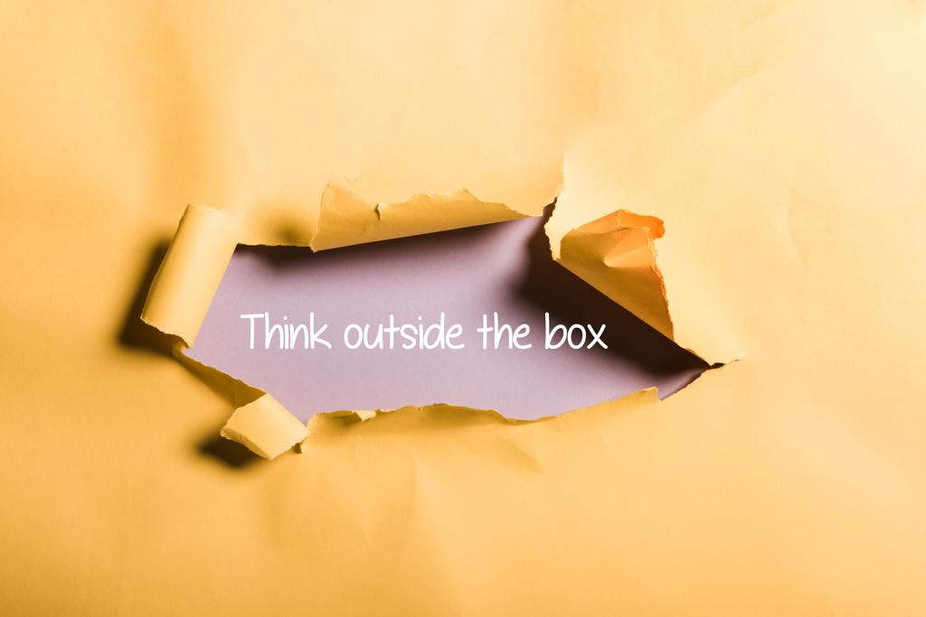 carta frantumata con scritta think outside box e bordi arrotolati su arancione
 - Foto, immagini