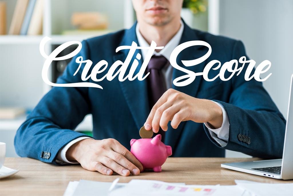 visão cortada de empresário colocando moeda metálica em rosa porquinho banco perto de letras pontuação de crédito
  - Foto, Imagem