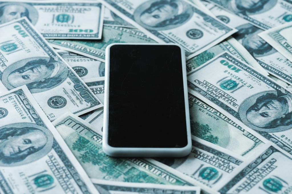 вибірковий фокус смартфона з порожнім екраном на доларових банкнотах
  - Фото, зображення