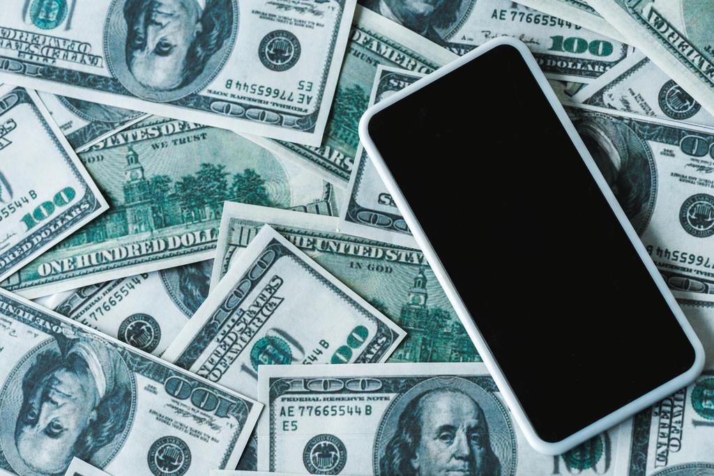 dolar banknotlar üzerinde boş ekran ile akıllı telefon üst görünümü  - Fotoğraf, Görsel