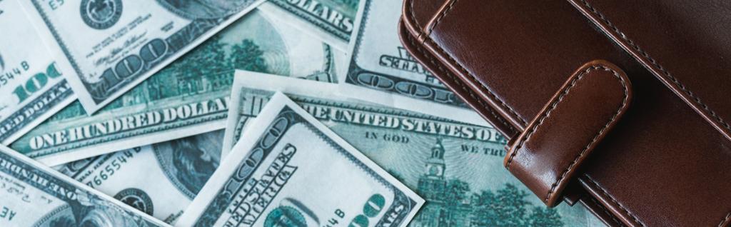 панорамный снимок коричневого кожаного бумажника на банкнотах доллара
  - Фото, изображение