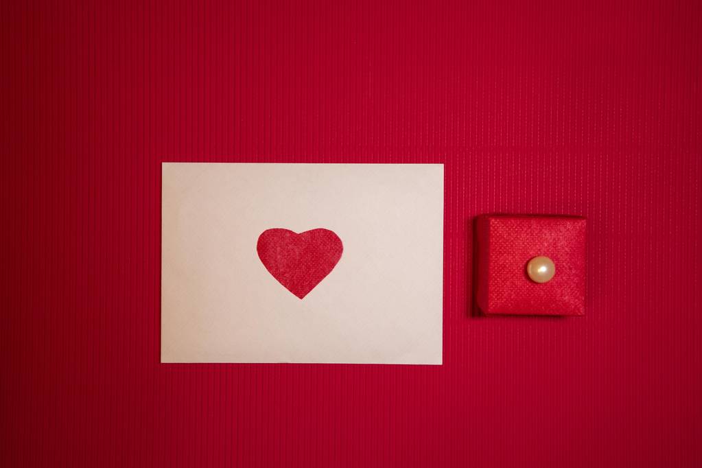 Envelope de coração encantador com uma pequena caixa
 - Foto, Imagem