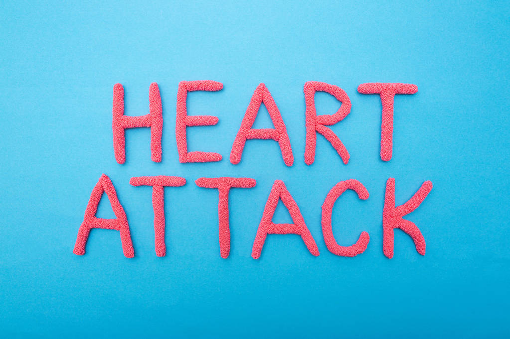 Inscripción Ataque cardíaco en un fondo azul concepto de infarto de miocardio y músculo cardíaco, cerebro, cardiología
 - Foto, Imagen