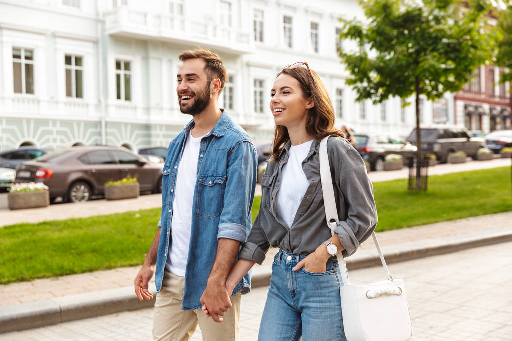 Belo jovem casal apaixonado andando ao ar livre na rua da cidade - Foto, Imagem