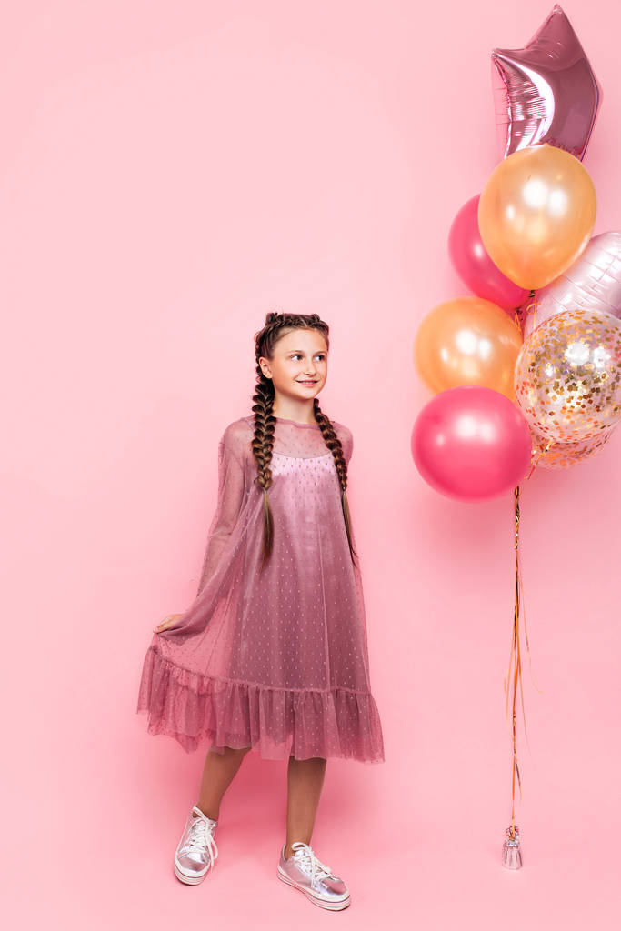 Feliz y hermosa chica adolescente sosteniendo un montón de globo de colores
 - Foto, Imagen