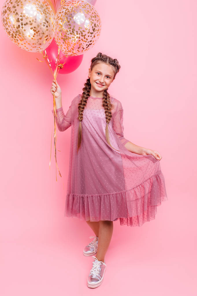 Счастливая и красивая девочка-подросток с пучком цветных воздушных шаров
 - Фото, изображение