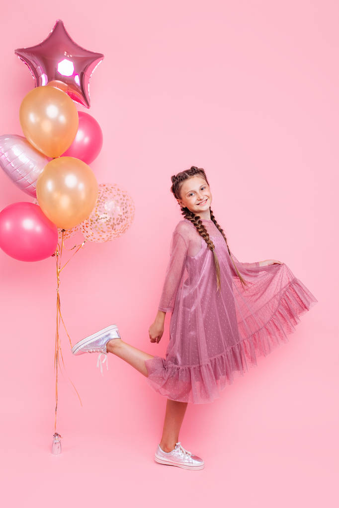 Feliz y hermosa chica adolescente sosteniendo un montón de globo de colores
 - Foto, imagen