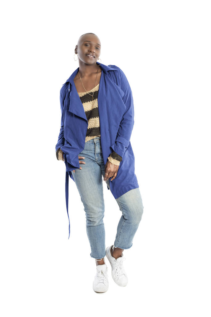 Чернокожая афроамериканская модель с лысой прической уверенно позирует в ярко-голубой куртке для осенней коллекции. Изображает дизайн одежды и одежды
 - Фото, изображение