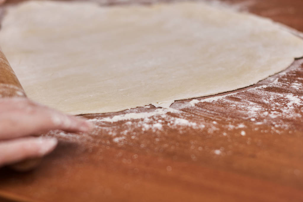 Mąka i wałek na drewnianym stole, zbliżenie - Zdjęcie, obraz