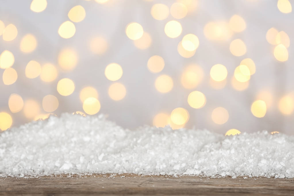 Σωρός από χιόνι σε ξύλινη επιφάνεια από θαμπό φόντο. Χριστουγεννιάτικη περίοδος - Φωτογραφία, εικόνα