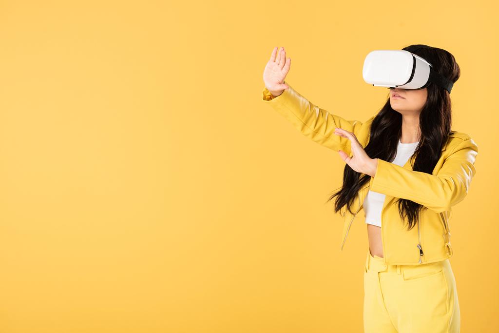 красива емоційна дівчина з використанням гарнітури віртуальної реальності, ізольована на жовтому
 - Фото, зображення