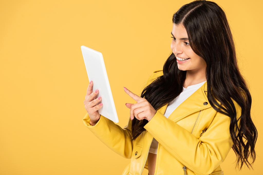 bella donna utilizzando tablet digitale, isolato su giallo
 - Foto, immagini