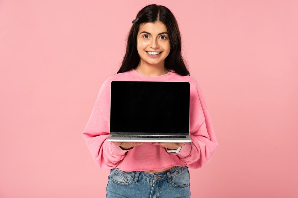 красивая девушка показывает ноутбук с экраном, изолированный на розовом
 - Фото, изображение