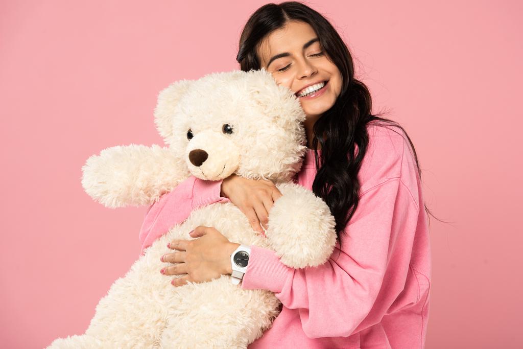 krásná usměvavá dívka s medvídkem, izolovaný na růžovém - Fotografie, Obrázek