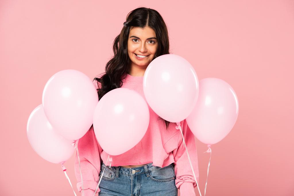 brünette junge Frau mit rosa Luftballons, isoliert auf rosa - Foto, Bild