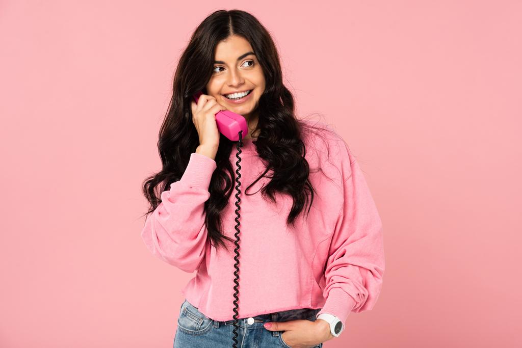 щаслива жінка говорить на ретро телефоні ізольовано на рожевому
 - Фото, зображення