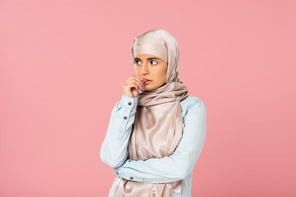 όμορφη στρεσαρισμένη μουσουλμανική κοπέλα σε χιτζάμπ, απομονωμένη σε ροζ - Φωτογραφία, εικόνα