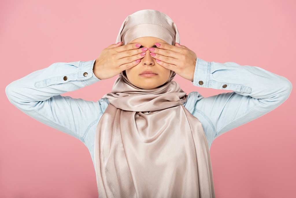 muslim girl in hijab closing eyes, isolated on pink - Photo, Image