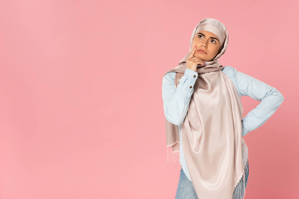 bela mulher muçulmana pensativo em hijab, isolado em rosa
 - Foto, Imagem