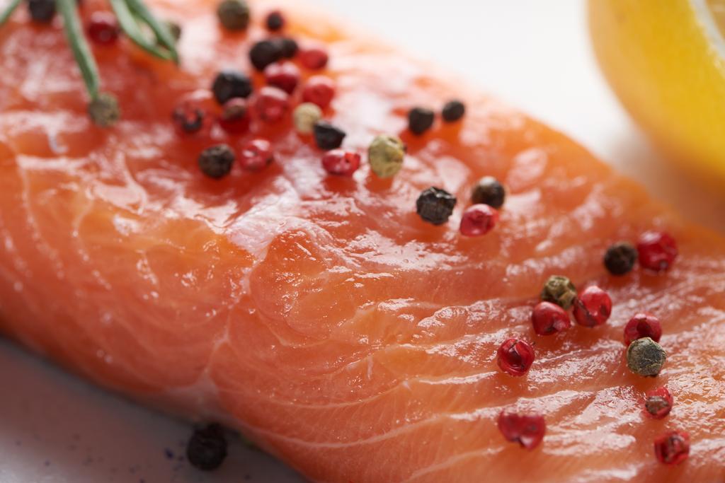 vista de perto de salmão fresco não cozido com pimenta picante
 - Foto, Imagem