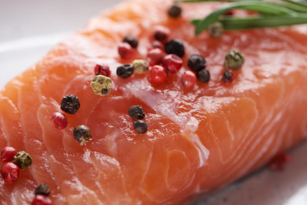 vista de perto de salmão fresco cru com pimenta picante
 - Foto, Imagem