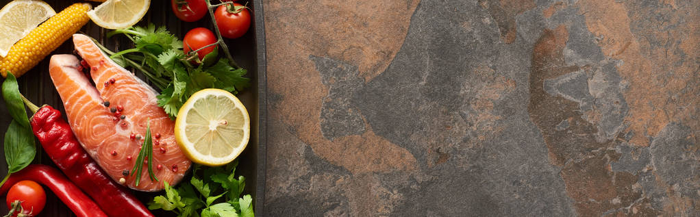 vista superior de salmão cru com legumes, limão e ervas na panela de grelha, tiro panorâmico
 - Foto, Imagem