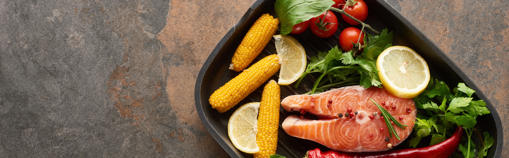 вид зверху сирого лосося стейк з овочами, лимоном і травами на грилі, панорамний знімок
 - Фото, зображення